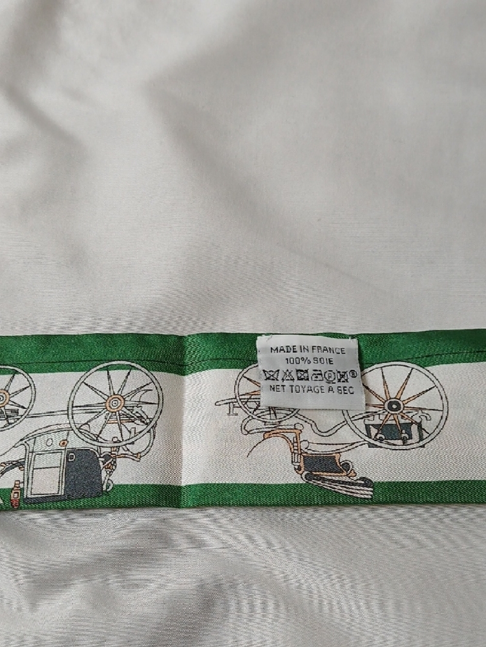 Hermes Green and White Silk Twilly with Equestrian Carriage Motif - Picture 3 of 4